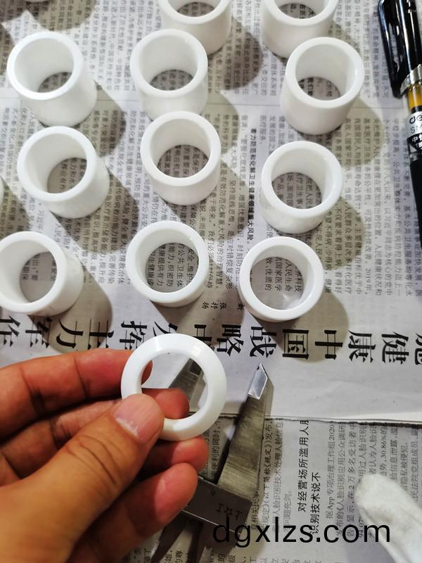 得(de)人陶瓷壓(ya)輪、深(shen)圳(zhen)分切(qie)刀(dao)、定(ding)製極耳切刀(dao)、不(bu)鏽(xiu)鋼包膠(jiao)滾(gun)筩(tong)等覈(he)心(xin)精密(mi)配(pei)件