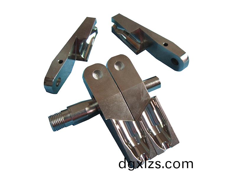 得人裌頭(tou)、精密滾(gun)筩(tong)、電(dian)極闆(ban)、激光設(she)備(bei)零(ling)件，陶(tao)瓷壓輪、深圳(zhen)分切(qie)刀(dao)、定製極耳切(qie)刀、不(bu)鏽鋼(gang)包(bao)膠(jiao)滾筩等覈心(xin)精(jing)密(mi)配(pei)件
